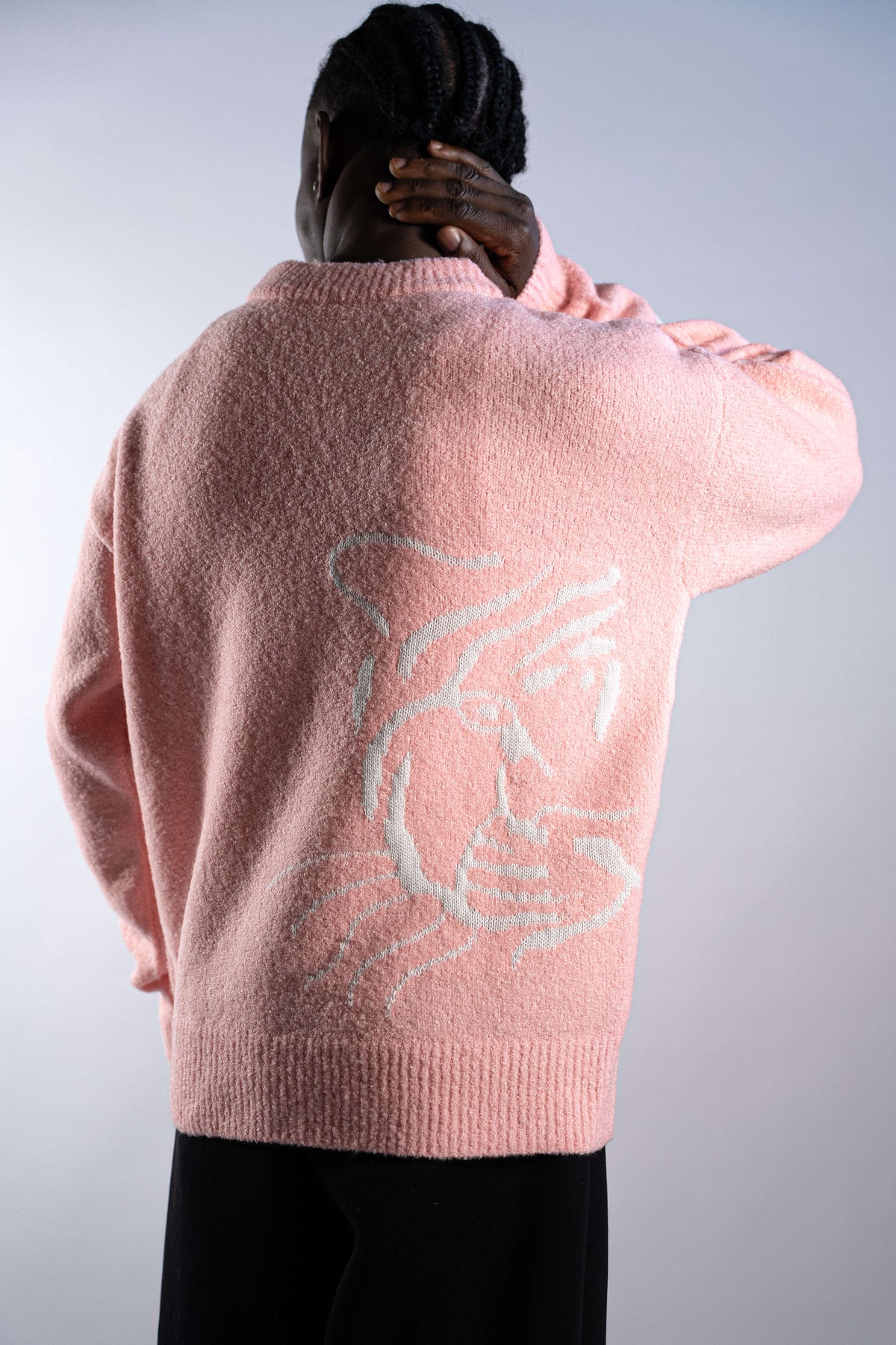 Pull rose en Laine Mérinos – Logo Jacquard Blanc Tiger Couture