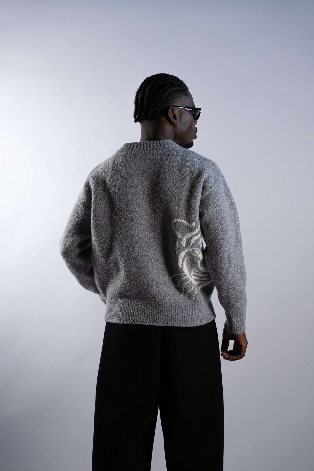 Pull Gris en Laine Mérinos – Logo Jacquard Blanc Tiger Couture