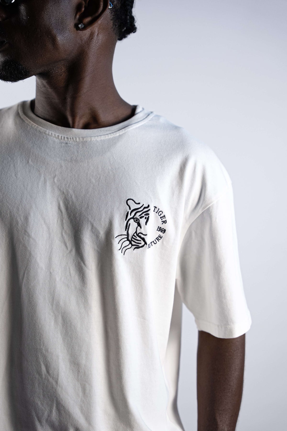 T-shirt Oversize Blanc Cassé – Broderie Noire Tiger Couture