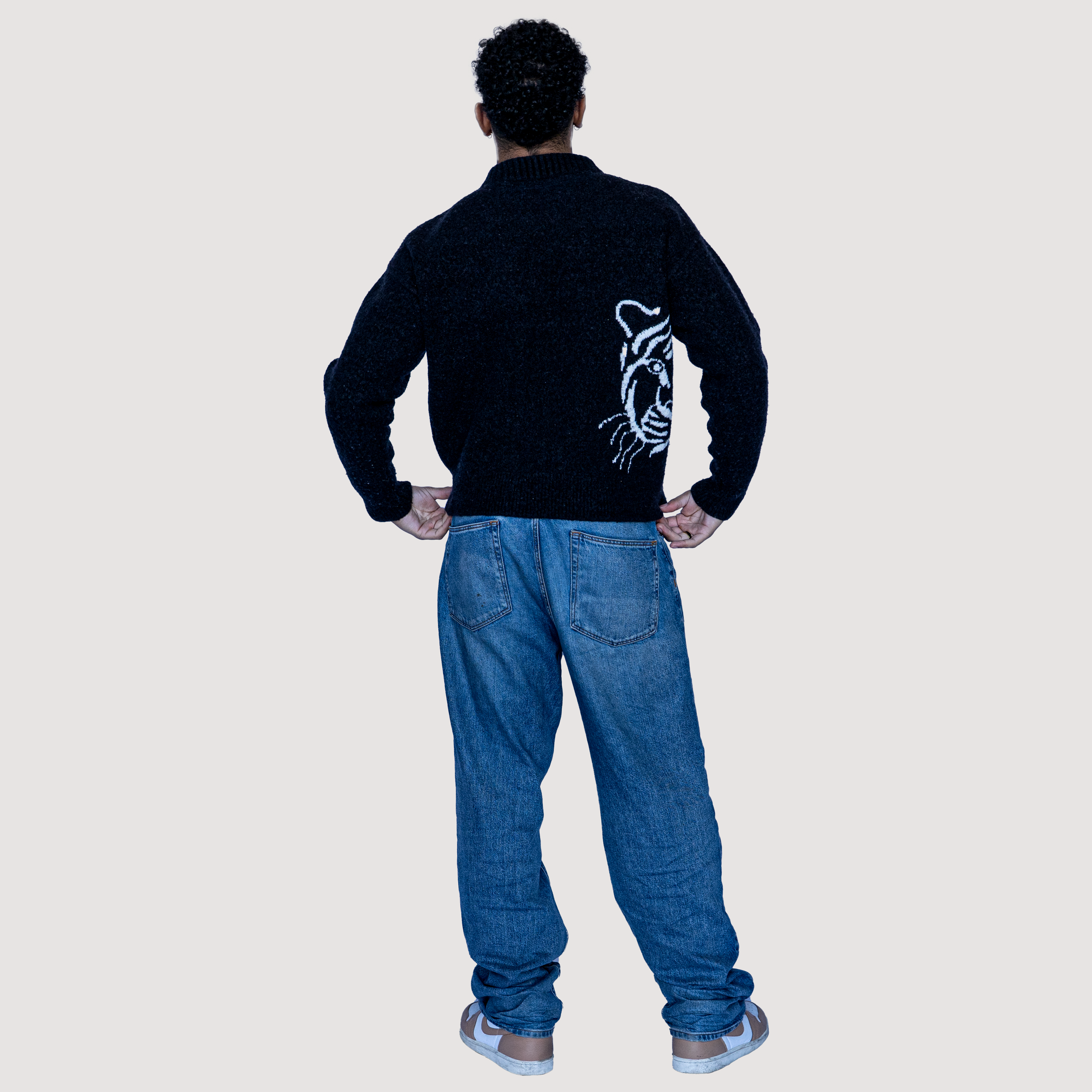 Pull Noir en Laine Mérinos – Logo Jacquard Blanc Tiger Couture